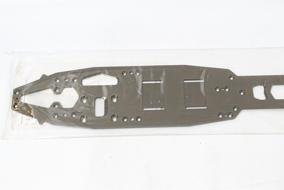 【中古販売】　京商　VZW214　SPメインシャーシ(RRR/7075)(3T/ガンメタ)　燃料タンク(75cc/RRR Evo.2) VZ207C 2個　(未開封)