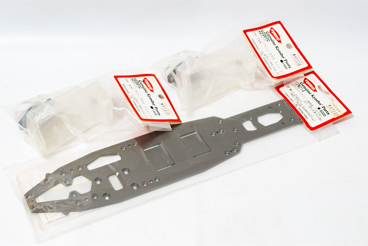 【中古販売】　京商　VZW214　SPメインシャーシ(RRR/7075)(3T/ガンメタ)　燃料タンク(75cc/RRR Evo.2) VZ207C 2個　(未開封)
