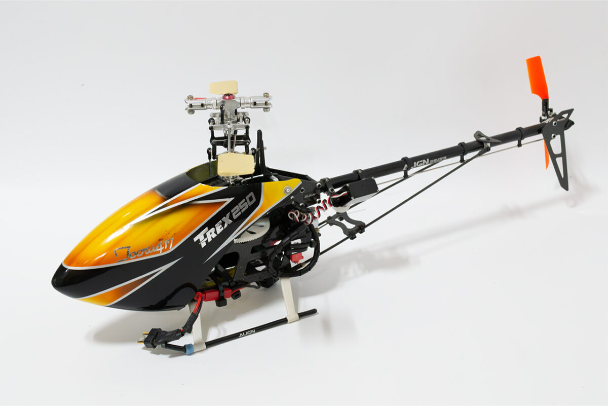 【中古販売】　ALIGN　TREX 250 スペアパーツ・ケース付き  ＊マストが曲がっているので交換が必須