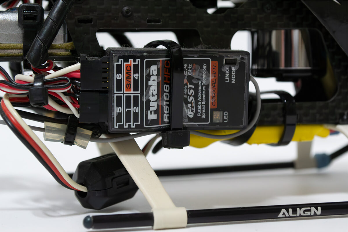 【中古販売】　ALIGN　TREX 250 スペアパーツ・ケース付き  ＊マストが曲がっているので交換が必須